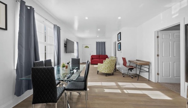 New Downtown Lux 3BR Free Parking, AC & Wi-fi