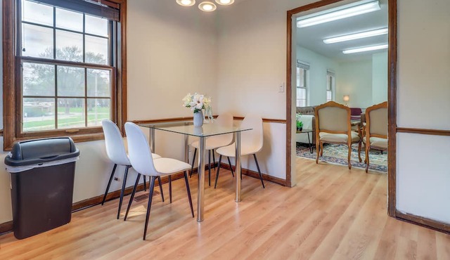 7 Mi to Downtown Toledo & Riverfront: Cozy Apt!