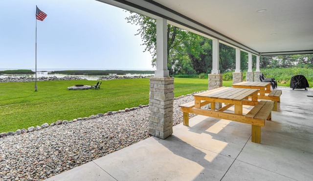 Dock & Panoramic Bay Views: Oconto Retreat!