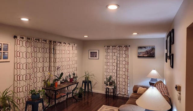 Sweet 2-bedroom home with A/C and back deck w/dining area, gas grill & fire pit