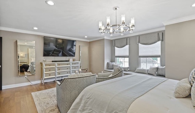 Large Luxury 5-bedroom house in charming St. Louis, MO with amazing bathrooms!