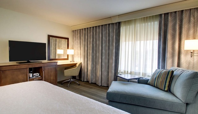 Hampton Inn & Suites Milwaukee West