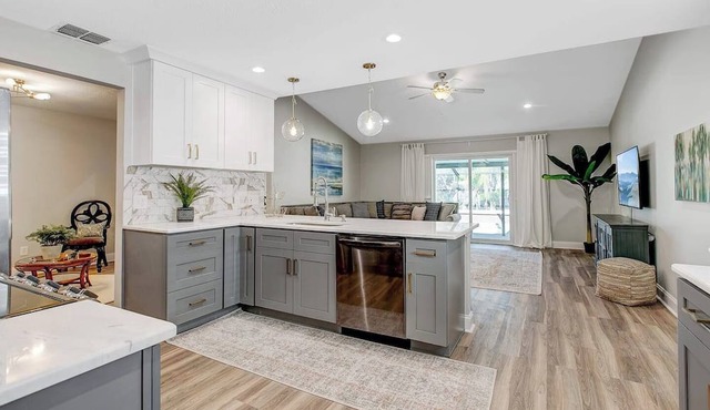 Sleeps 10 with pool & game room in Valrico