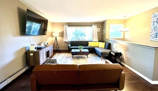Cozy 3bdr 1 mile to Downtown w/ Parking