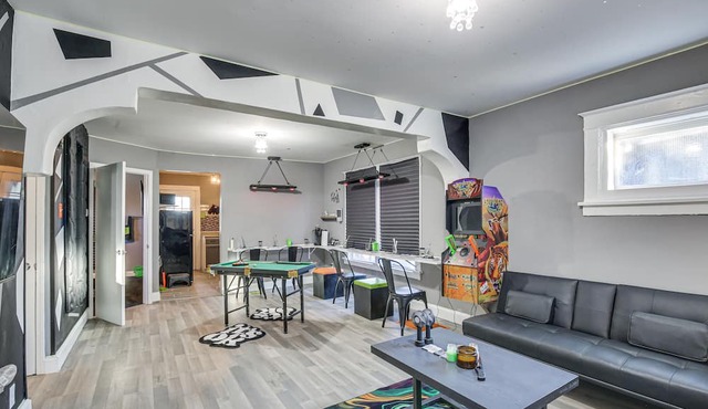 St Louis Home w/Mini Pool Table & Arcade Game!