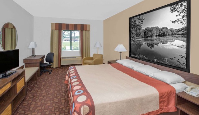 Super 8 by Wyndham Three Rivers