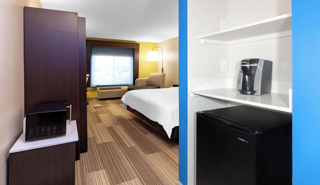 Holiday Inn Express Hotel & Suites Woodhaven by IHG