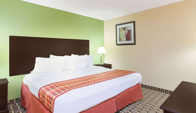 Days Inn & Suites by Wyndham Madison Heights MI