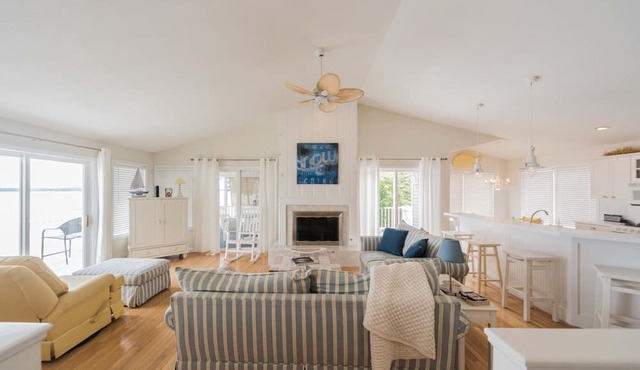 Lake-front Luxury 5bdrm on Kentucky Lake - JZ Vacation Rentals