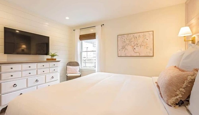 Kildahl House - Boutique Farmhouse Suite #1 in West Dundee