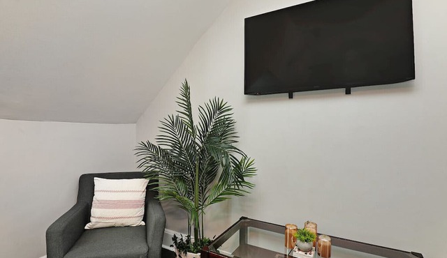Cozy 2-Bedroom Apartment | Close to Wrigley