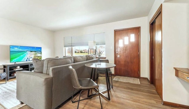 Convenient Location-Private entrance 1 bedroom apartment in Riverview!