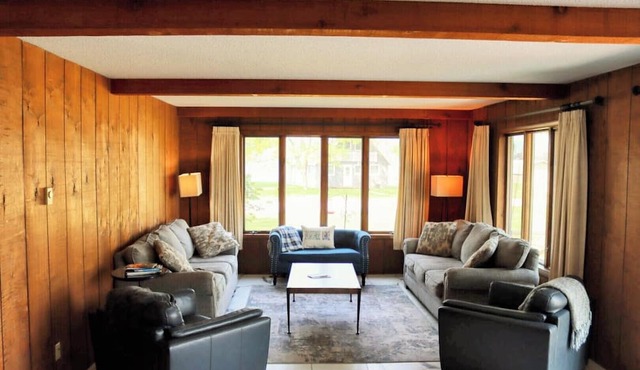 4B Lakefront home off M22 with access to Lake Michigan!
