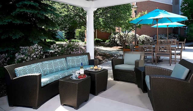 Your Relaxing Getaway Awaits! Outdoor Pool, Pets Allowed, Free Breakfast!