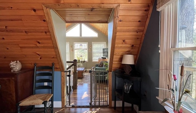 Gorgeous A-frame on Lake Barkley cove: private dock, fire pit, pets ok