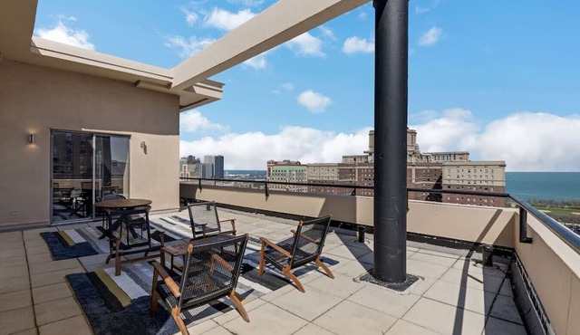 Dtown Penthouse 11+Parking, Gym, Pvt Patio