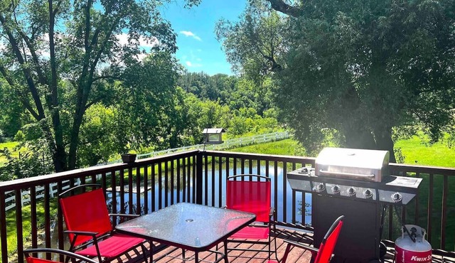 7 bedroom/3 bathroom Decorah Lodge on private Creek - SLEEPS 20