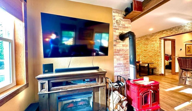 Be Still & Know, Luxury Apartment, Dog-friendly, Walk to Port, Shops, & Beach!