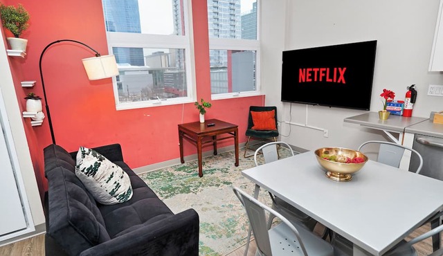 South Loop 2BR Retreat Near Grant Park, Soldier Field & Columbia College