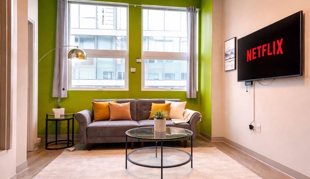 McCormick Oasis with Balcony, Patio and Gym Near Soldier Field & Museum Campus