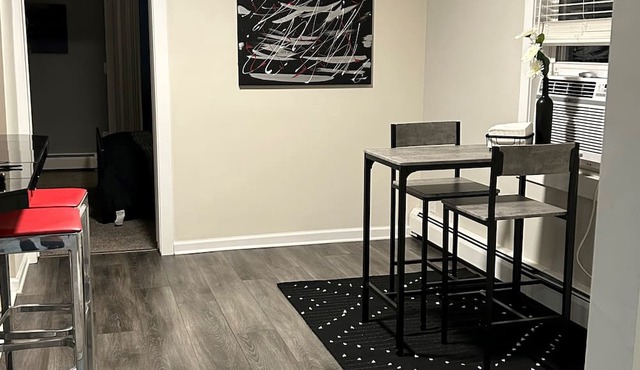 Easy Summer Living - Park the Car & Relax! Walk to Shops, Dining & the Lake