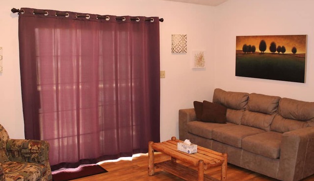 Stones Throw from Giant City Park, Wineries, Hiking, Biking, Hunting and more.