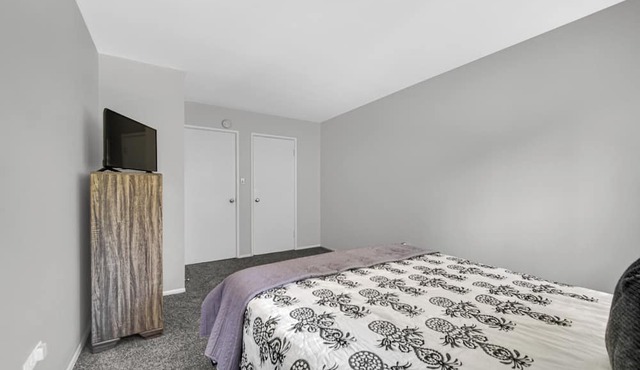 AVAIL 7/2 - 1 bed/1 bath downtown Crown Point
