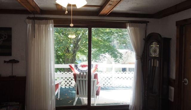 Emanuel - CUTE UPSTAIRS APARTMENT WITH AIR CONDITIONING! GREAT LOCATION AND DOG-FRIENDLY!