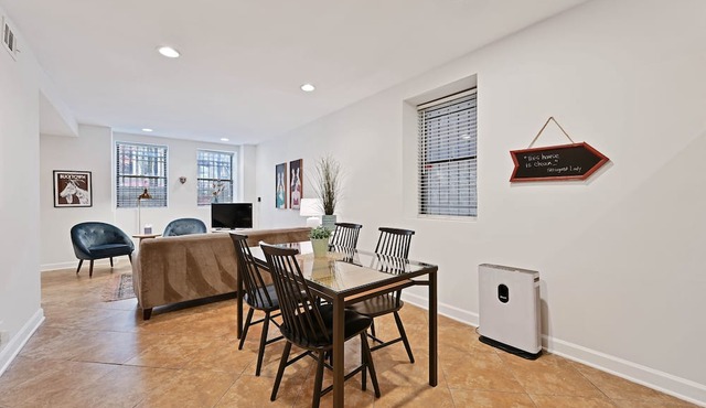 Bucktown Condo Just Two Blocks from the L by AllSet Turnover