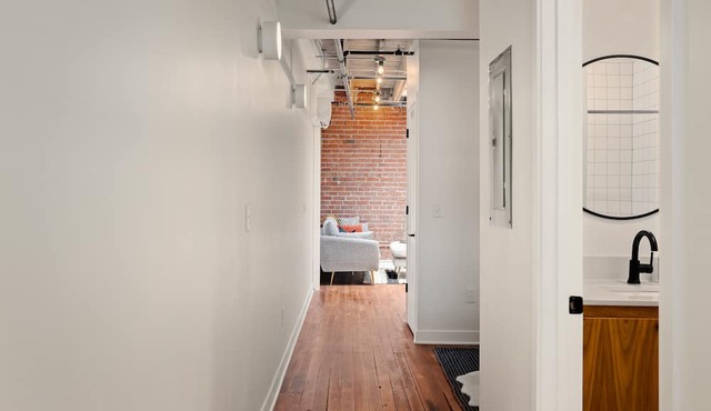 Oak Loft #6 + Walkable to Downtown + Parking