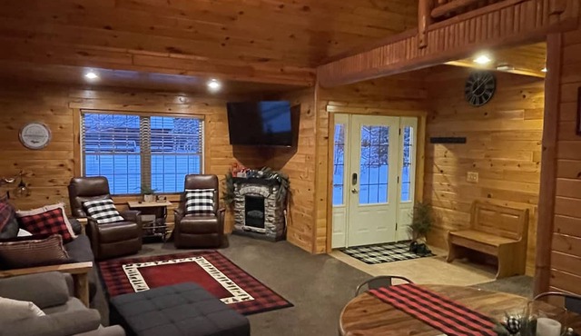 Cozy cottage near snowmobile trail & sandy beach!