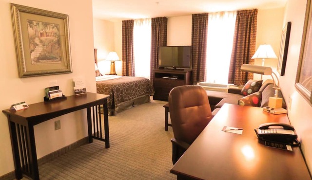 Free Breakfast Buffet. Pool, Hot Tub & Gym Access!
