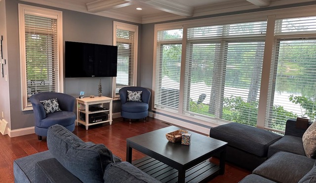 Lakefront, Family Friendly - Modern luxuries with up north atmosphere