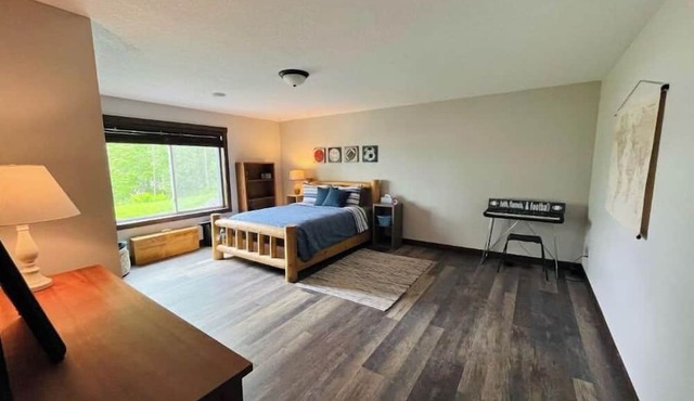 Exceptional property on Pelican Lake! Short walk to Breezy Resort, beaches, park