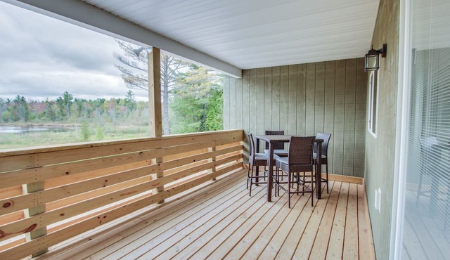 The 4th Overlook Seeps 4, In-between Crystal Mountain and Traverse City! WI-FI