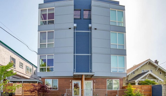 3BR 3BA Rooftop Patio with Waterview, Private Garden & Grill in Seattle