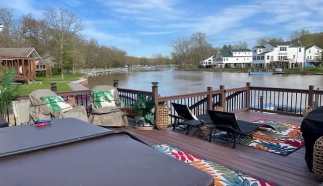 RIVERBEND RETREAT LOWER UNIT WATERFRONT W/HOT TUB OPEN YEAR ROUND in Vermilion