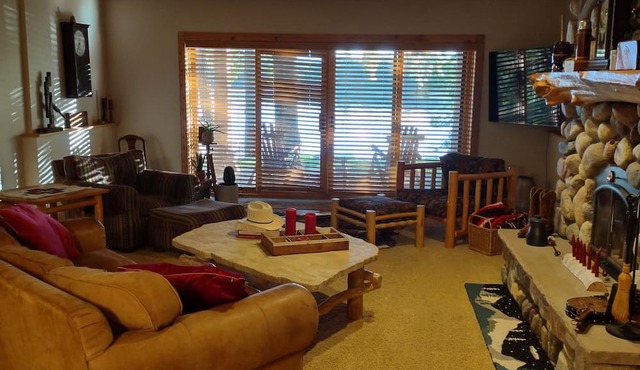 Stunning Executive log cabin on beautiful lake