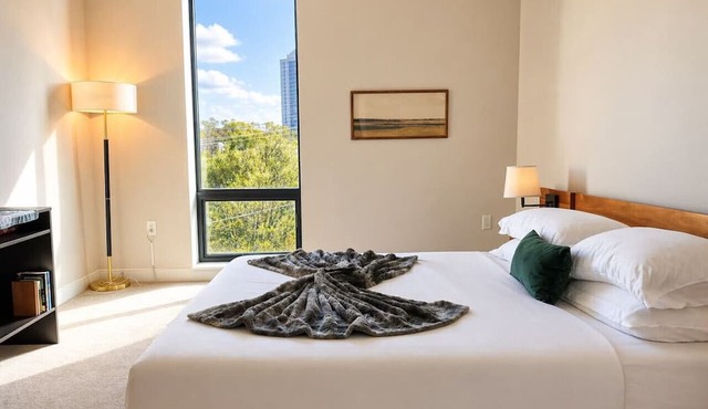 East Side Luxury 1BR Apt · Near Brady St with Balcony and Lounge · Sleeps 4