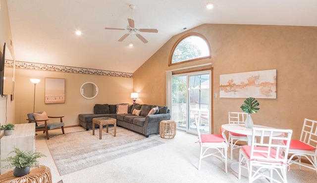 Spacious ranch 65” 4K tv deck, grill, fire pit fenced yd , office, baby gear in Cape May Court House