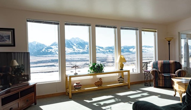 John & Jeans Yellowstone Paradise Valley Mountaintop Escape, Open in Winter too! in Emigrant
