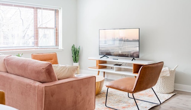Modern Aesthetic 2BR in Evanston Near the Beach