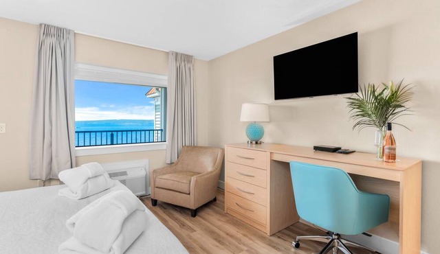 🏖️ Gold Coast Inn | Breathtaking Sunsets w/Lake View ➠ 303