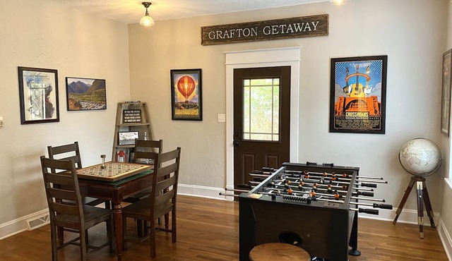 Grafton Getaway-Cabin on 2 wooded acres just 1/2 mile from Main Street
