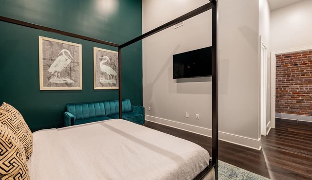DOWNTOWN 2BR Walk to Superdome,Parade French Quarter