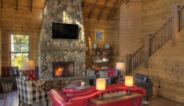 Modern Rustic Cabin-Includes Pontoon Boat & Sunsets on Fantastic Lakeside Porch!