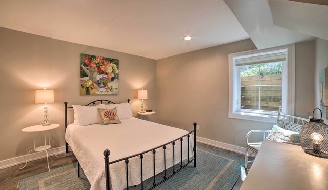 Bright & Airy Home: Chef's Kitchen & Pro Decor! in Michigan City