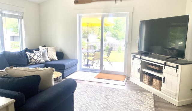 Perfect up north getaway! Walk to Beach, Downtown & Trails!