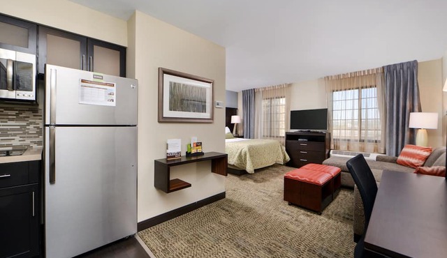 Studio Suite! Free Breakfast + Shared Pool & Hot Tub. Great for Business Travelers!