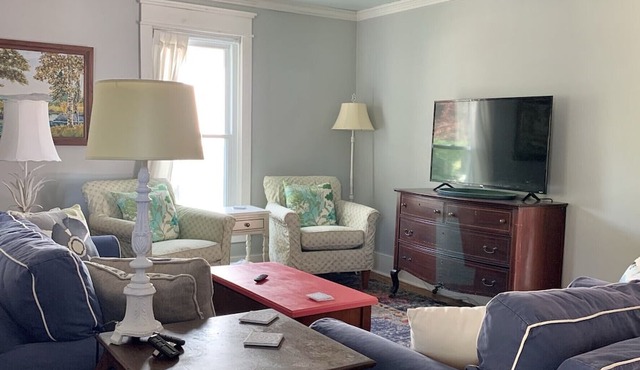Cedar Hill Cottage perfectly located in downtown Boyne City!